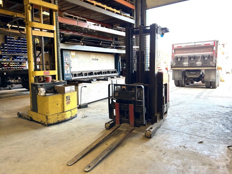 RAYMOND Electric Forklift w/ Charger
