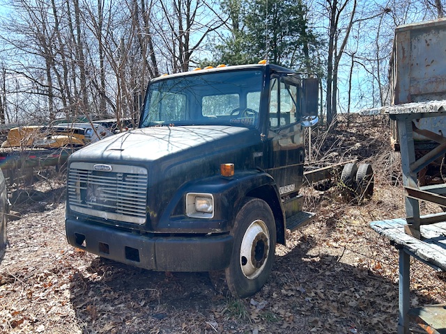 1997 FREIGHTLINER FL-60 CAB & CHASSIS.
