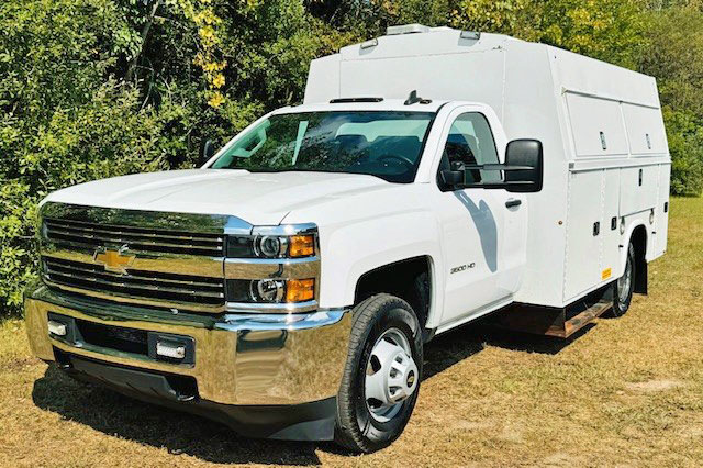 2015 CHEVY 3500 11’ ENCLOSED UTILITY