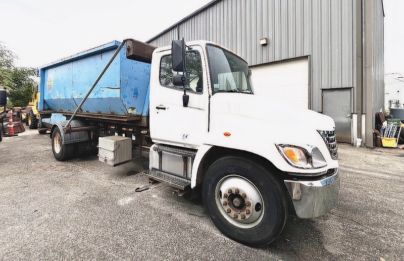 2005 HINO 268 HOOKLIFT