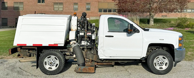 2017 CHEVROLET 2500 HD RWD SKAVIN’JER SWEEPER TRUCK