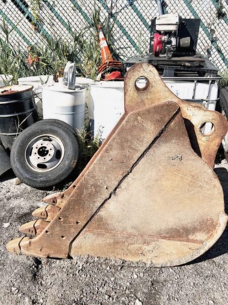 26 INCH KOMATSU BUCKET