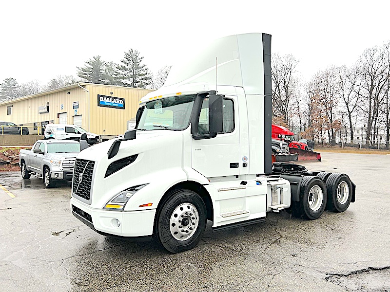 2025 VOLVO VNR64T300 DAY CAB