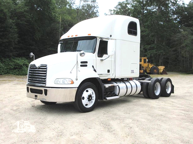 2010 MACK PINNACLE CXU613 TA SLEEPER TRACTOR