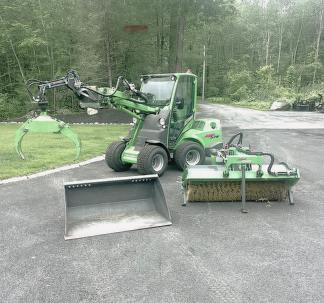 2022 AVANT 528 LOADER