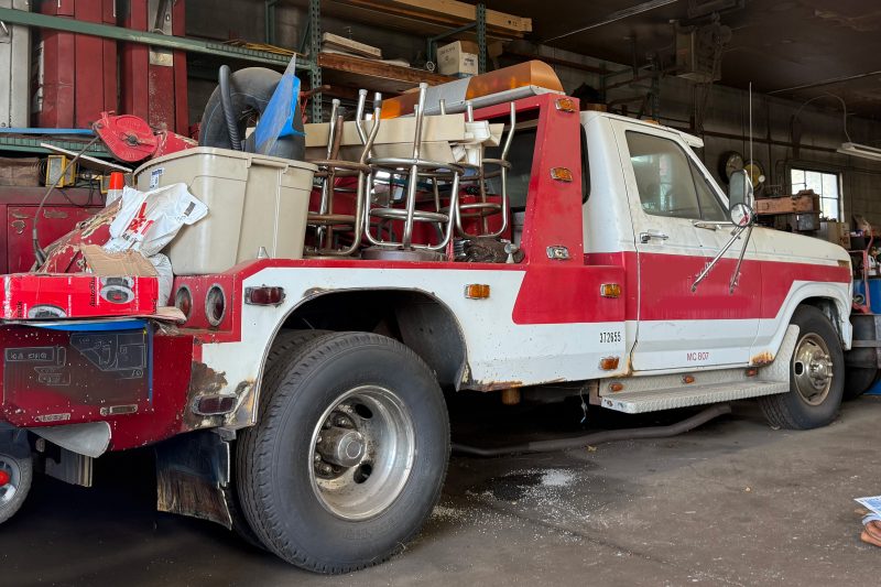1985 FORD F350 TOW TRUCK