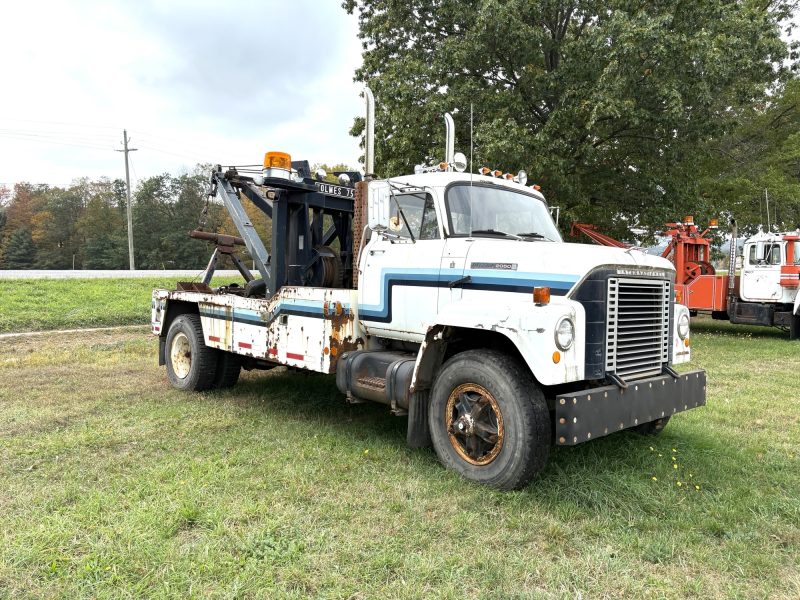 1977 INTERNATIONAL 2050 TOW TRUCK