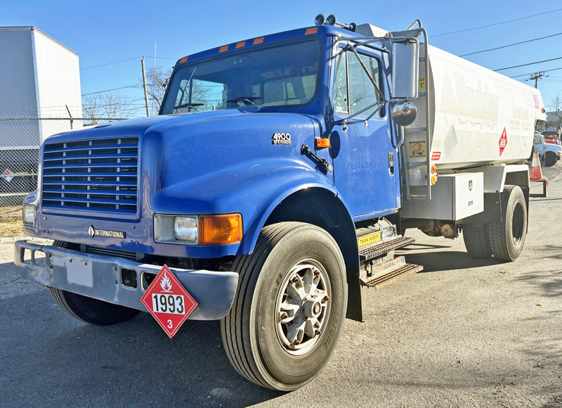 2001 INTERNATIONAL 4900 FUEL DELIVERY TRUCK