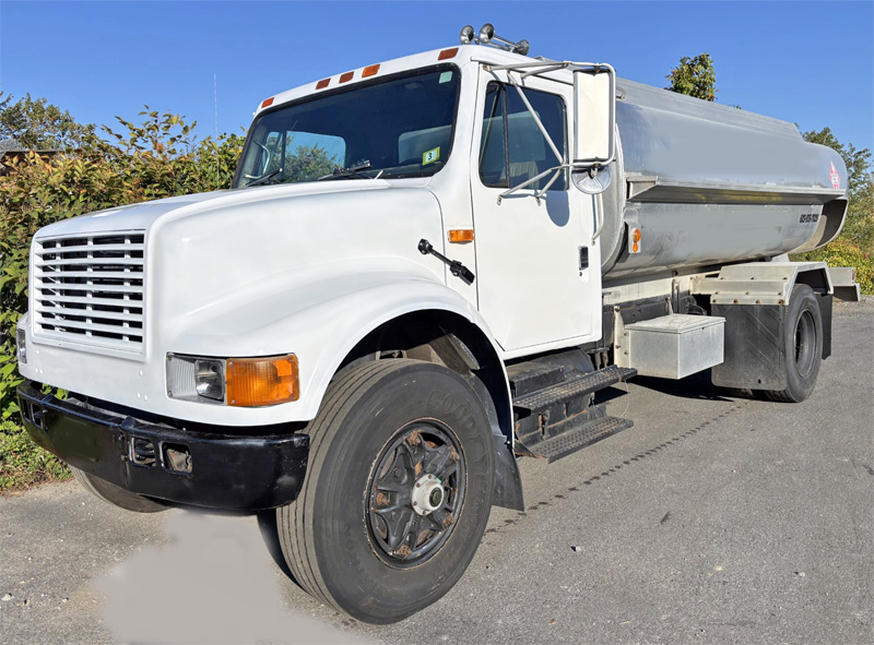 1994 INTERNATIONAL 4900 FUEL DELIVERY TRUCK