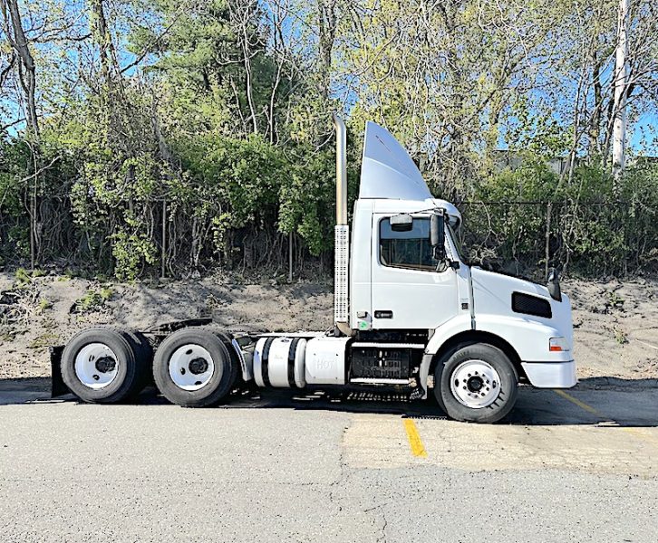 2015 VOLVO VNM64T-D13