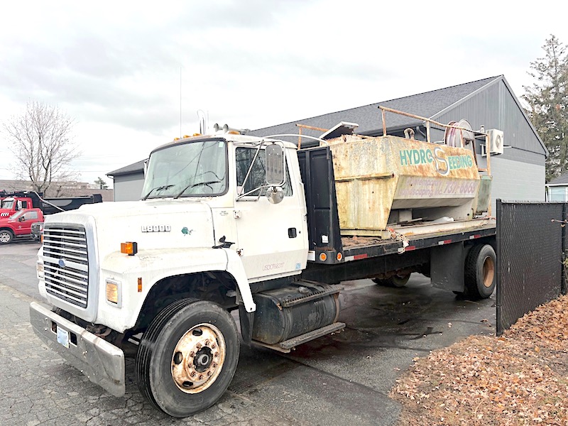 1994 FORD L8000 HYDRO-SEEDER.