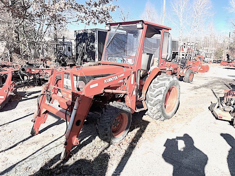 2002 KUBOTA L3010 TRACTOR LOADER.