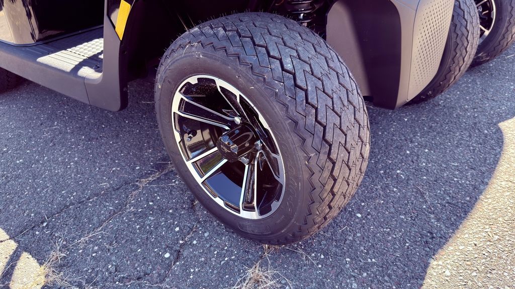 2026-E-Z-GO-Valor®-48V-Black-P0354-1 2026-E-Z-GO-Valor®-48V-Black-P0354-1