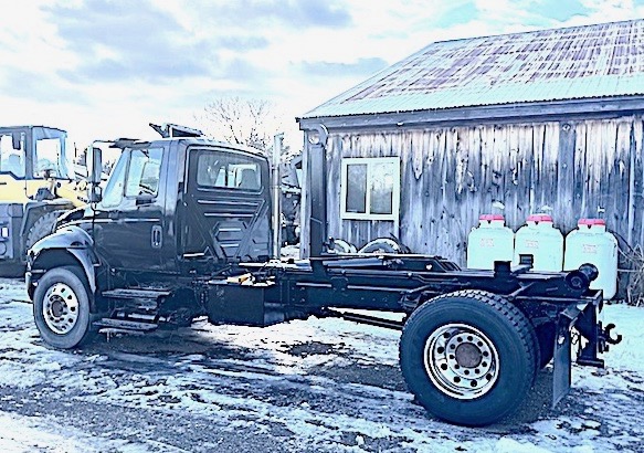2010 INTERNATIONAL 4400 HOOK LIFT