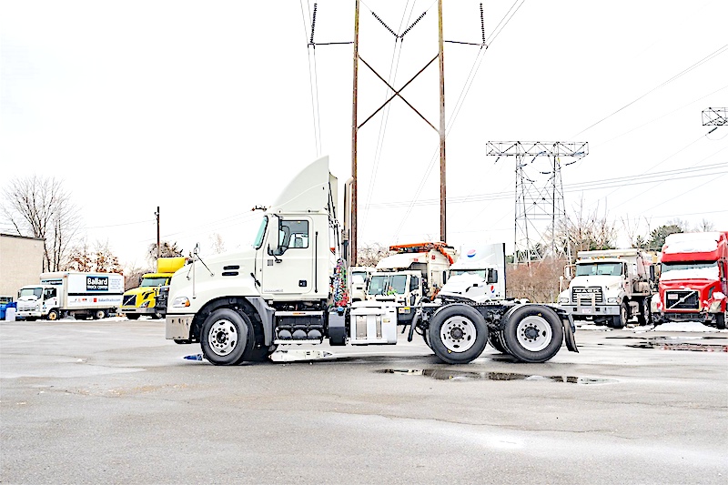 2016 MACK PINNACLE CXU613 DAY CAB