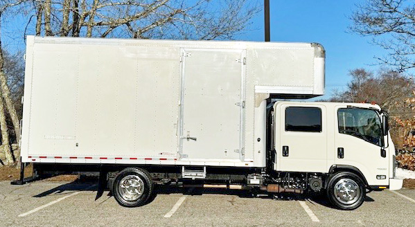 2021 CHEVY 4500 CREW CAB 16’ BOX TRUCK W/FURNITURE PEAK