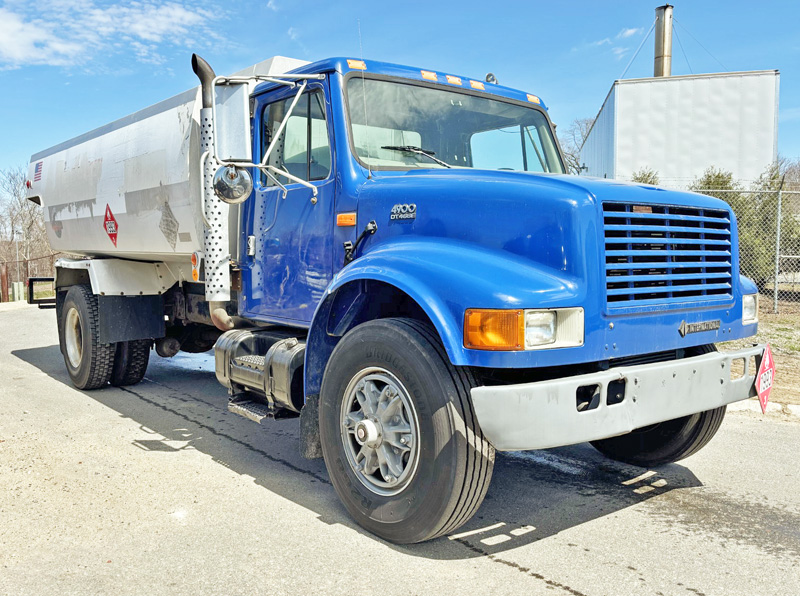2001 INTERNATIONAL 4900 FUEL DELIVERY TRUCK