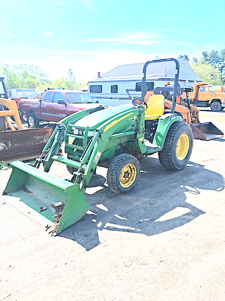JOHN DEERE 3520 TRACTOR