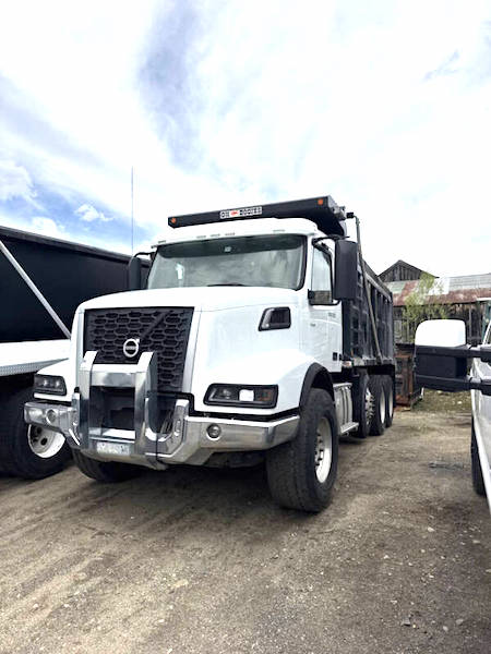 2022 VOLVO VHD