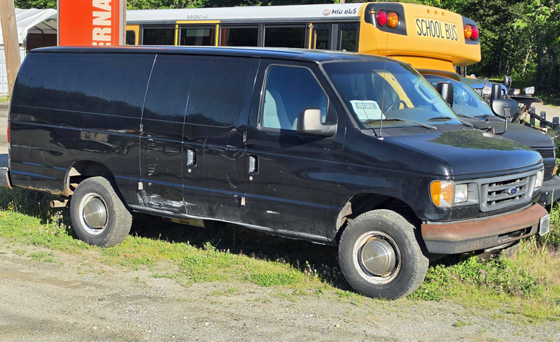 2003 FORD E350 EXTENDED LENGTH VAN