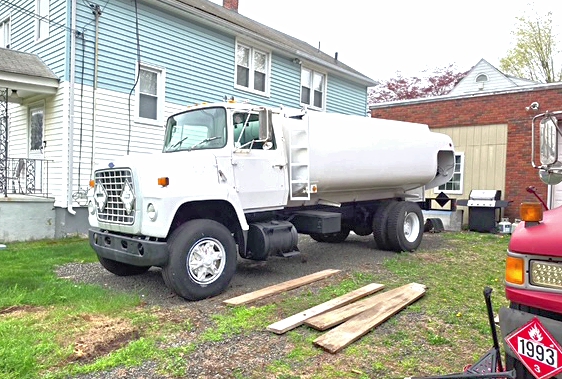 1990 WHITE F8000 OIL TRUCK