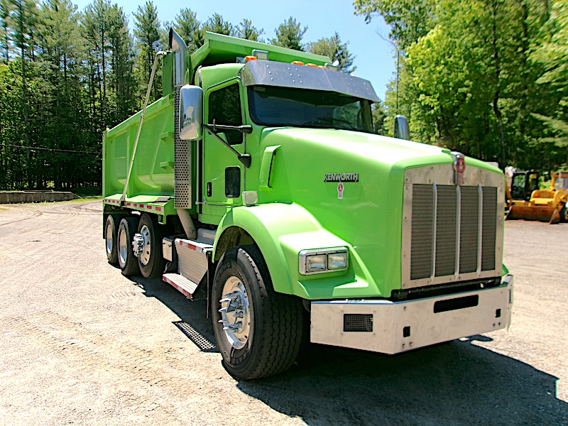 2014 KENWORTH T800 TRI-AXLE DUMP TRUCK