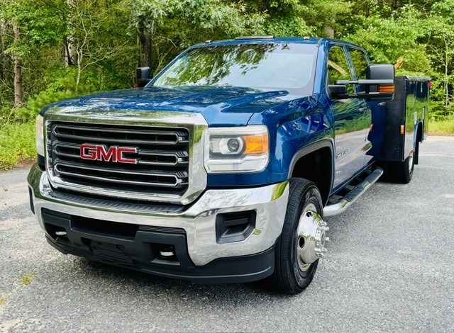 2015 GMC 3500 CREW CAB DRW 9’ UTILITY 4X4 2015 GMC 3500 CREW CAB DRW 9’ UTILITY 4X4