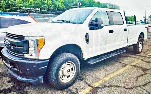 2017 FORD F350 CREW CAB 8’ BED 4X4 W/TOMMY GATE