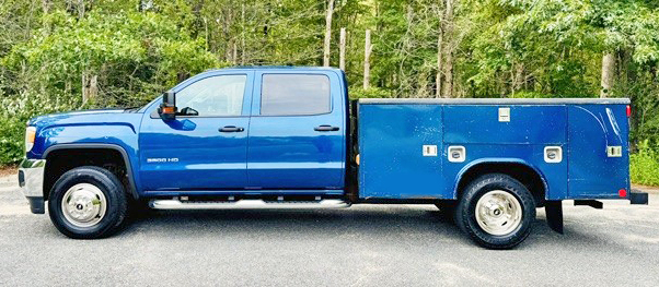 2015 GMC 3500 CREW CAB DRW 9’ UTILITY 4X4