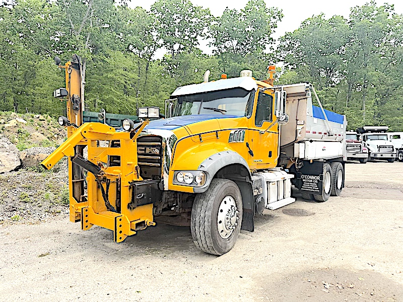 2013 MACK GRANITE GU713 PLOW / SPREADER TRUCK