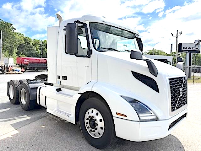 2020 VOLVO VNR64T300 DAY CAB