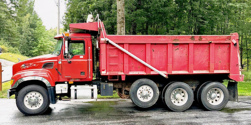 2003 MACK GRANITE TRI-AXLE DUMP