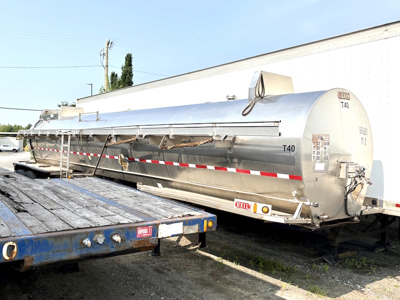 1989 HEIL 5,200  Gallon Stainless Steel Tanker