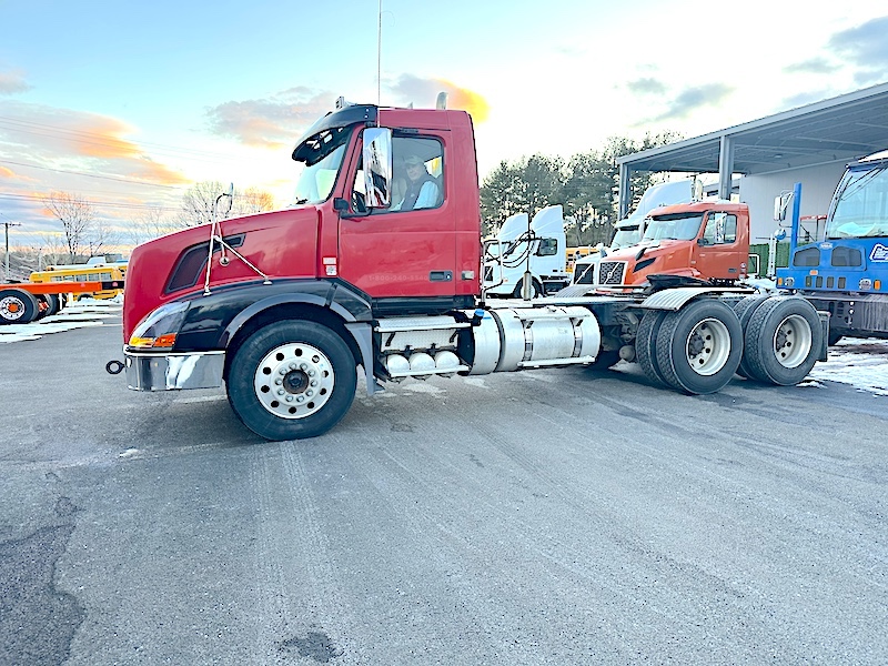 2017 VOLVO VNL64T300-D13