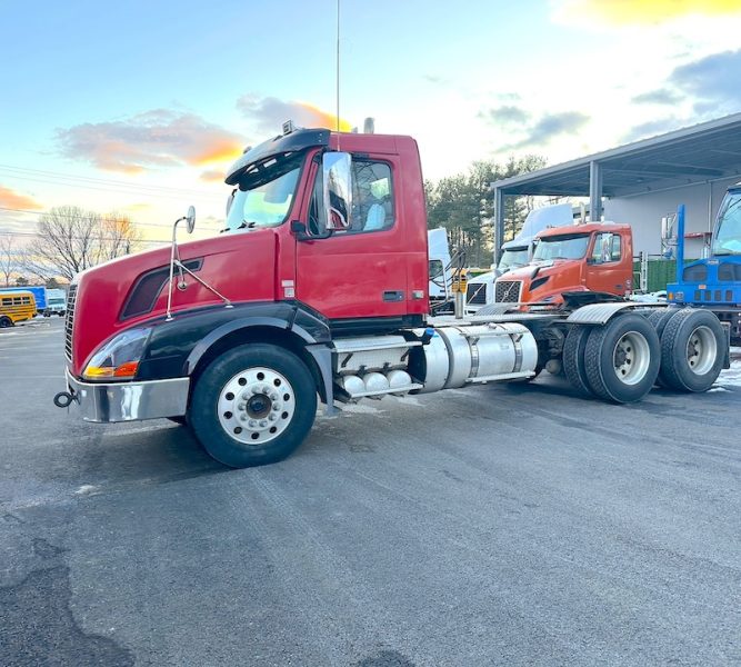 2015 VOLVO VNL64T300-D13