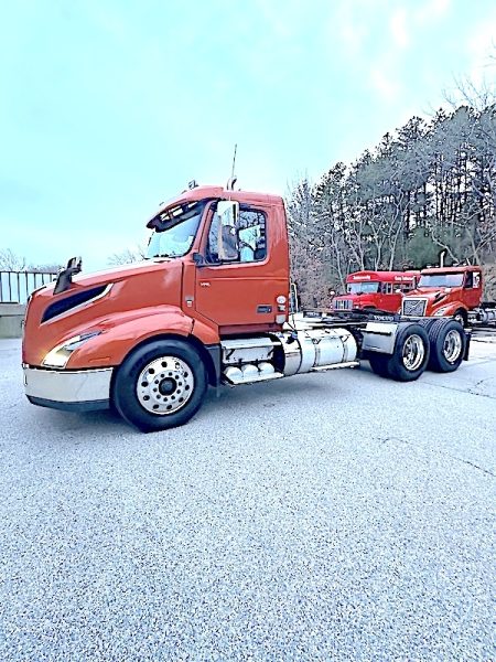 2023 VOLVO VNL64T300-D13