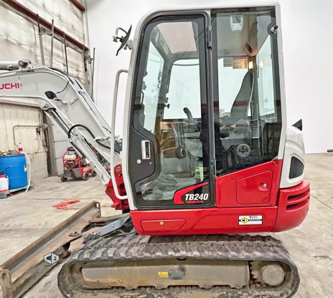 2021 TAKEUCHI TB240 MINI EXCAVATOR
