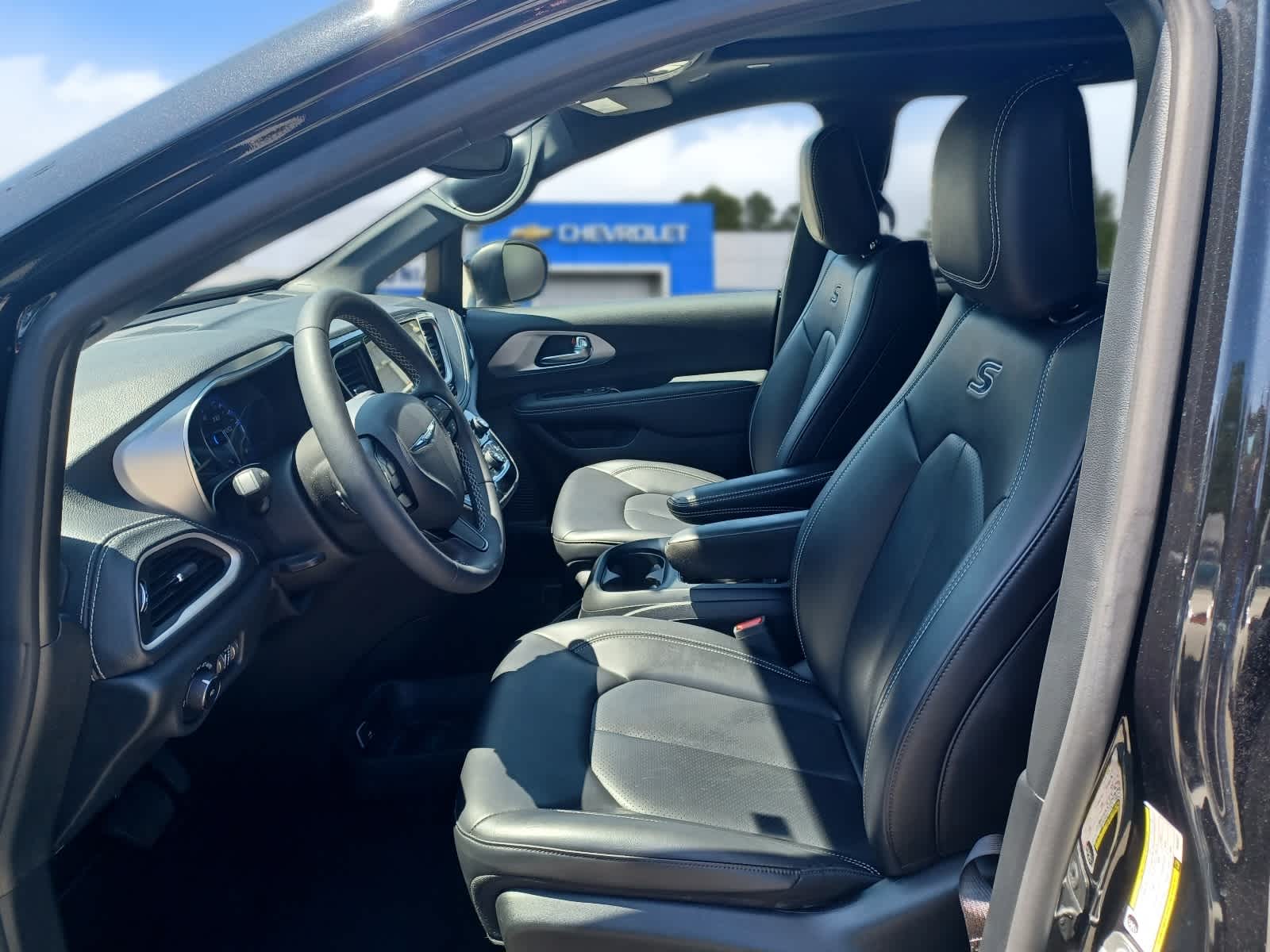 2023-Chrysler-Pacifica-U3605-6 2023-Chrysler-Pacifica-U3605-6