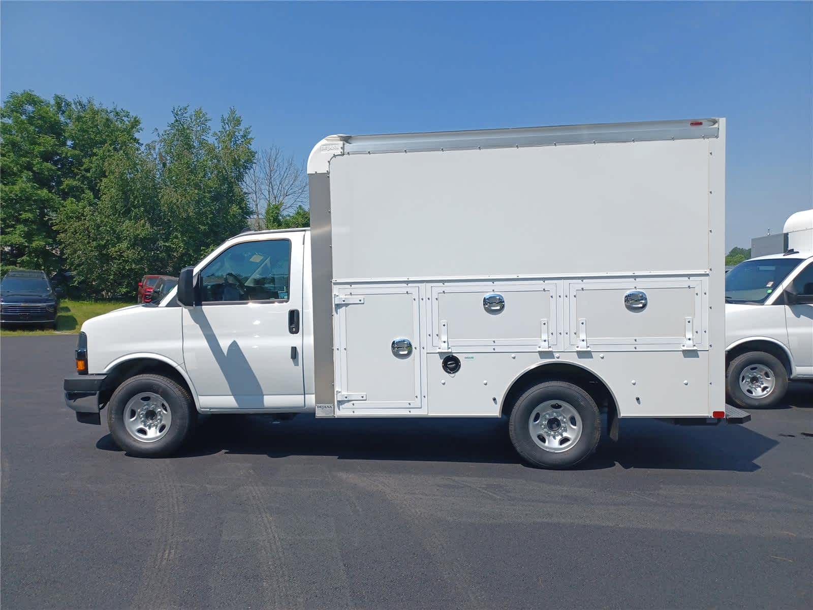 2025-Chevrolet-Express-Commercial-Cutaway-A25716-4 2025-Chevrolet-Express-Commercial-Cutaway-A25716-4