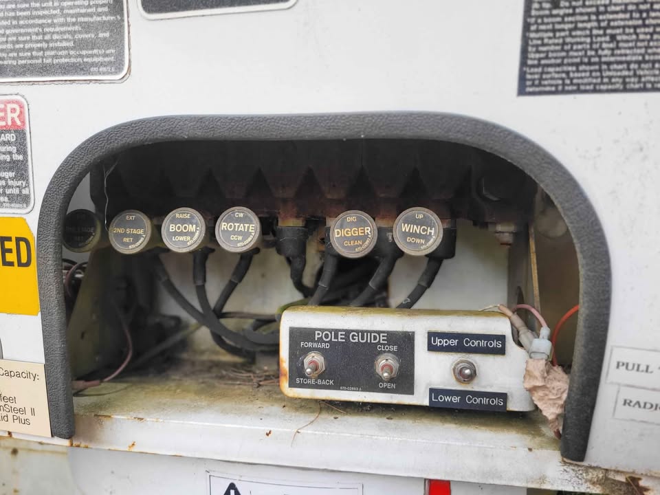 2002 ALTEC DIGGER DERRICK. 2002 ALTEC DIGGER DERRICK.