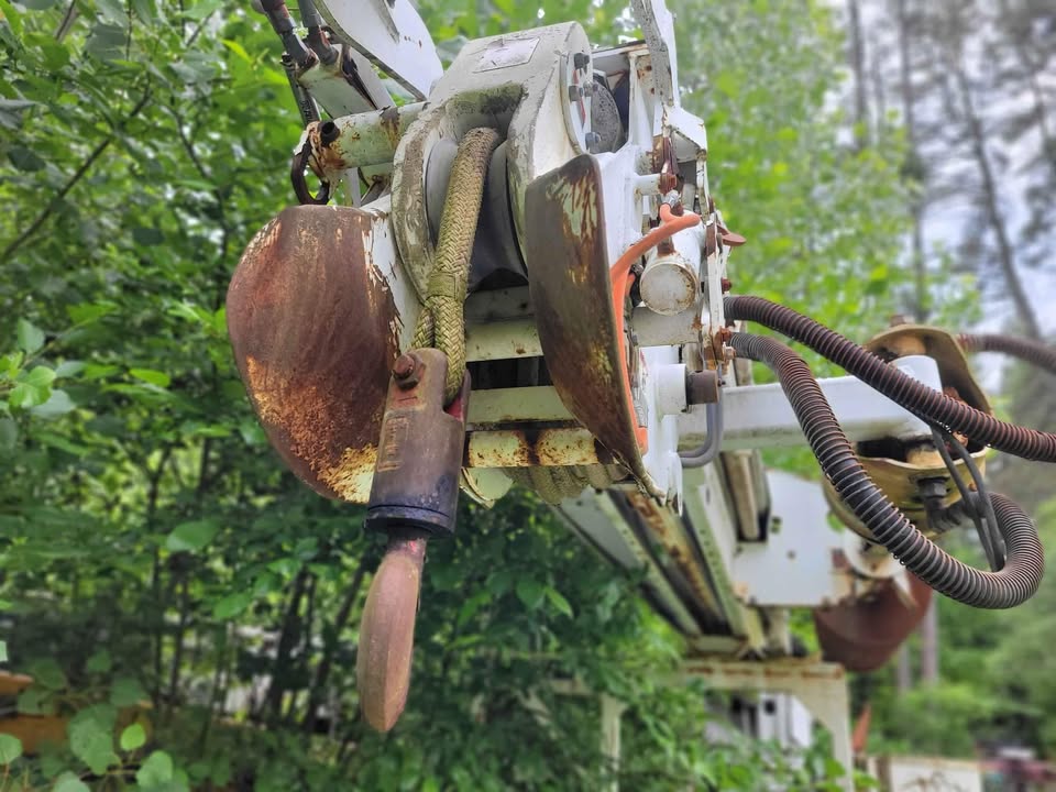 2002 ALTEC DIGGER DERRICK. 2002 ALTEC DIGGER DERRICK.